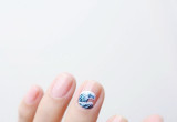 Morskie zdobienia na paznokciach – 15 modnych inspiracji na manicure z elementem morza