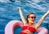 Rita Ora w kostiumie kąpielowym od Magdy Butrym