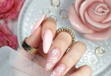 paznokcie pudrowy róż - modny manicure