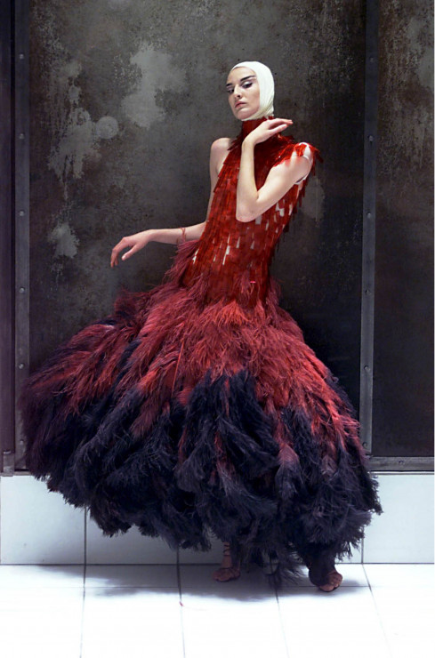 7._Dress_of_dyed_ostrich_feathers_and_hand-painted_microscopic_slides_Voss_SS_2001._Model_Erin_OConnor._Image_REX_1