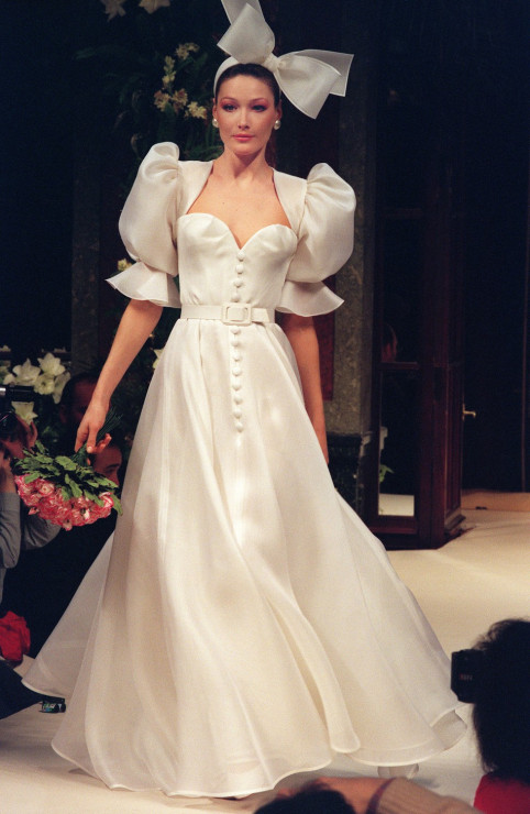Carla Bruni w sukni ślubnej Chanel / East News