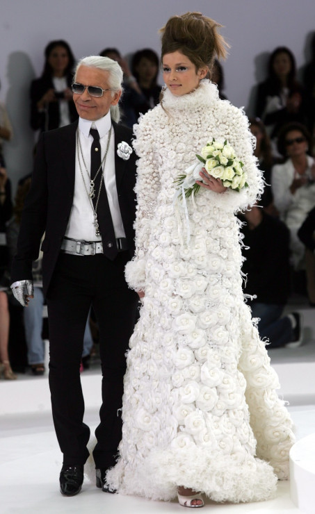 Modelki w sukniach ślubnych Chanel /East News