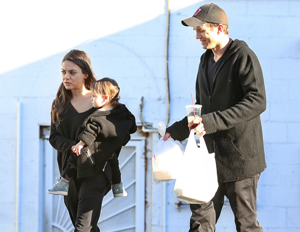 Ashton Kutcher i Mila Kunis z dzieckiem
