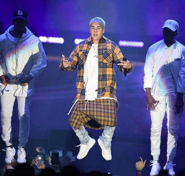 Ubrania z trasy koncertowej 'Purpose’ Justina Biebera w luksusowym sklepie Barneys