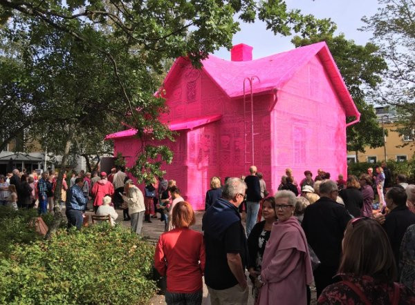 Polka stworzyła wyjątkowy projekt - różowy pokrowiec na dom wykonany szydełkiem