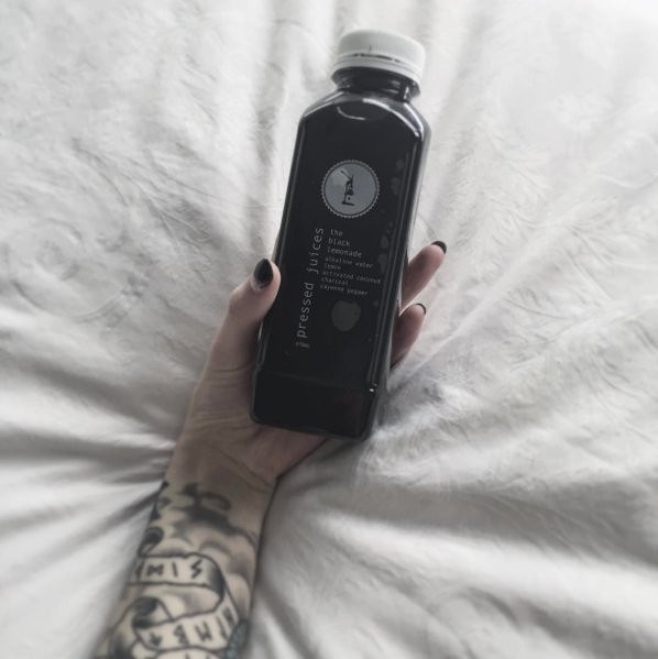 Czarna lemoniada jest hitem na Instagramie. Dlaczego warto jej spróbować?