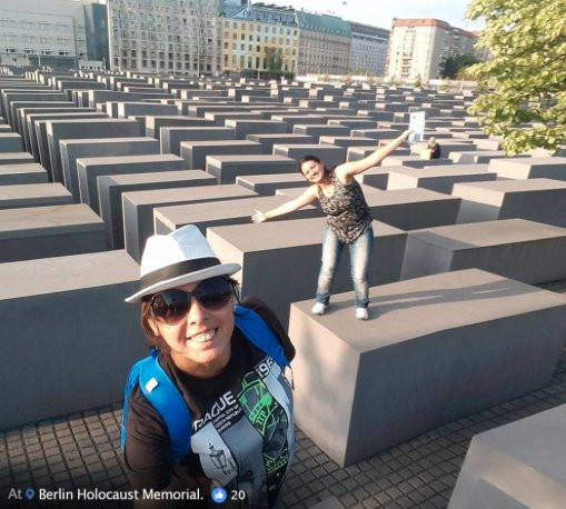 Projekt "Yolocaust" dosadnie pokazuje niewiedzę na temat tego pomnika w Berlinie