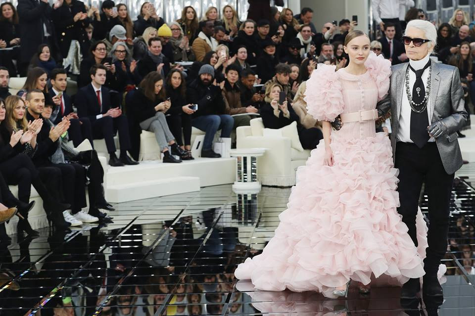 Lily-Rose Depp w przepięknej sukni na wybiegu Chanel