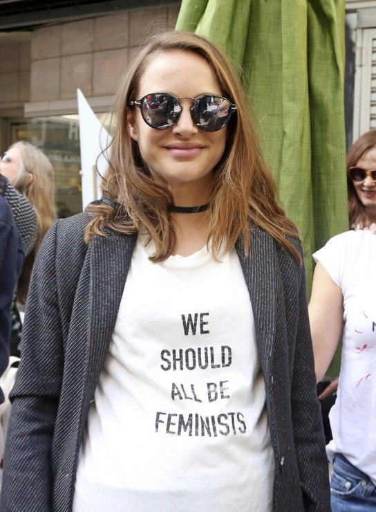 Natalie Portman w koszulce "We should all be feminists" Dior