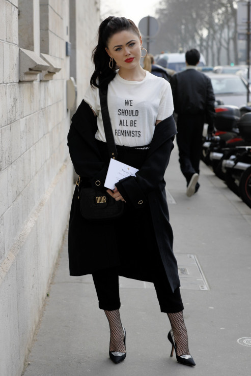 Kristina Bazan w koszulce "We should all be feminists" Dior