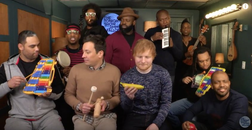 Ed Sheeran, Jimmy Fallon i zespół The Roots w hicie "Shape of You"