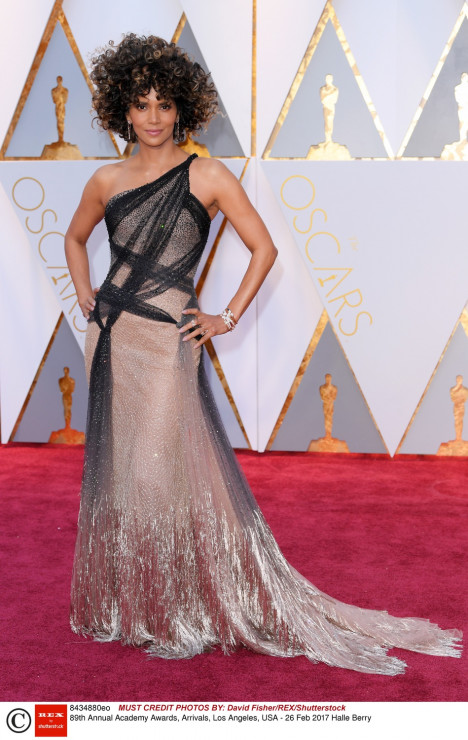 Oscary 2017, stylizacje gwiazd: Halle Berry w sukni Versace