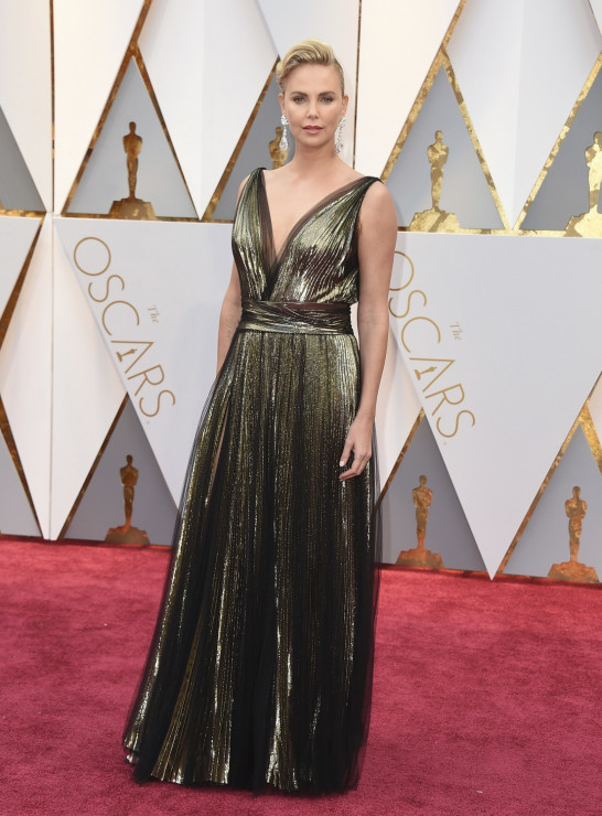 Oscars 2017, stylizacje gwiazd: Charlize Theron w sukni Dior Couture