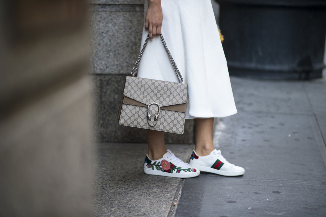 Street fashion: buty na tygodniach mody