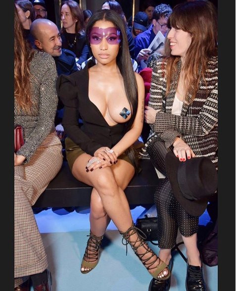 Stylizacje Nicki Minaj podczas paryskiego tygodnia mody