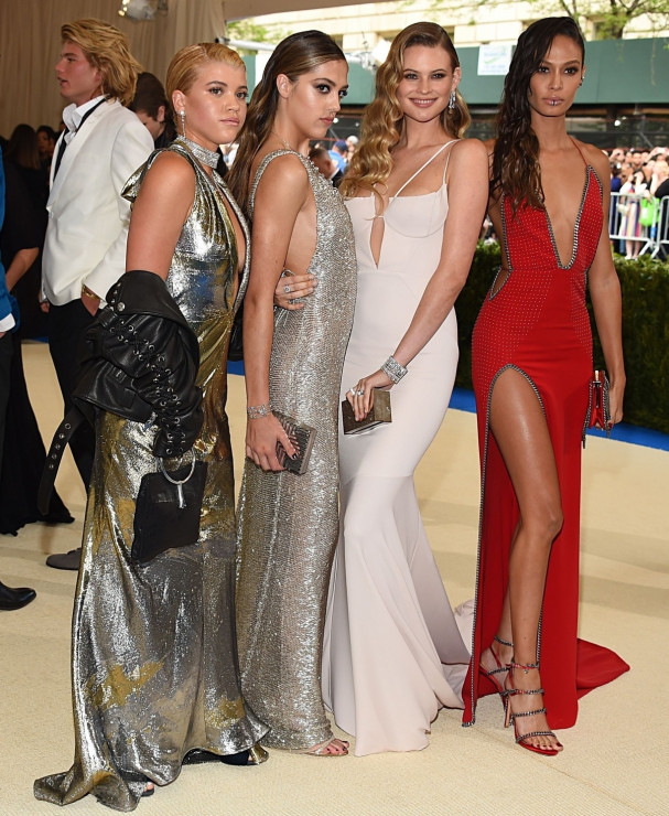 Sofia Richie, Sistine Stallone i Joan Smalls w sukienkach marki Topshop