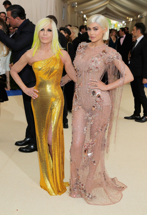 Donatella Versace i Kylie Jenner w kreacji Versace na Met Gala 2017