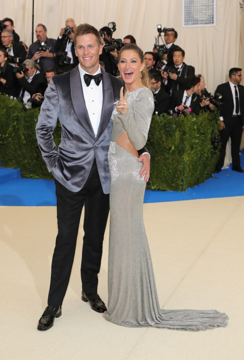 Tom Brady i Gisele Bündchen w kreacji Stella McCartney na Met Gala 2017