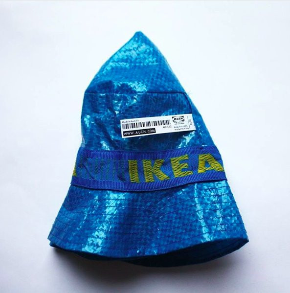 Czapka wykonana z niebieskiej torby IKEA