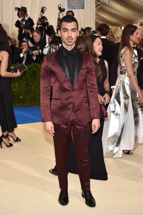 Joe Jonas w garniturze marki H&M na Met Gala 2017