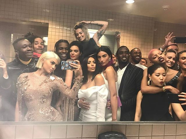 Słynne selfie w łazience w trakcie Met Gala 2017