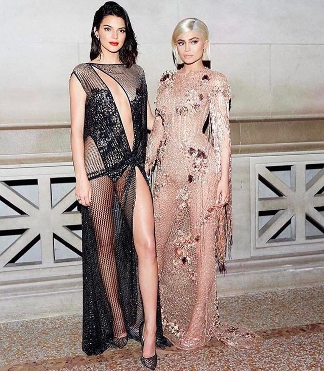 Kylie Jenner z siostrą Kendall na Met Gala 2017