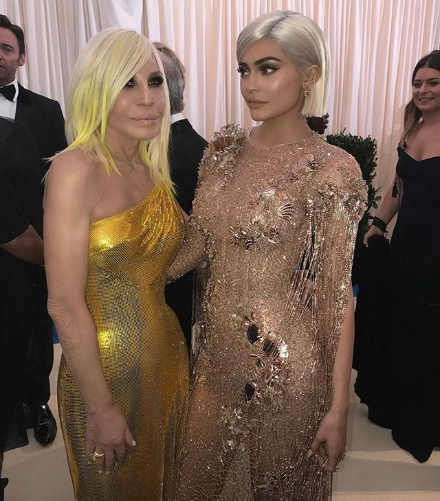 Kylie Jenner w kreacji Versace na Met Gali 2017 z Donatellą Versace