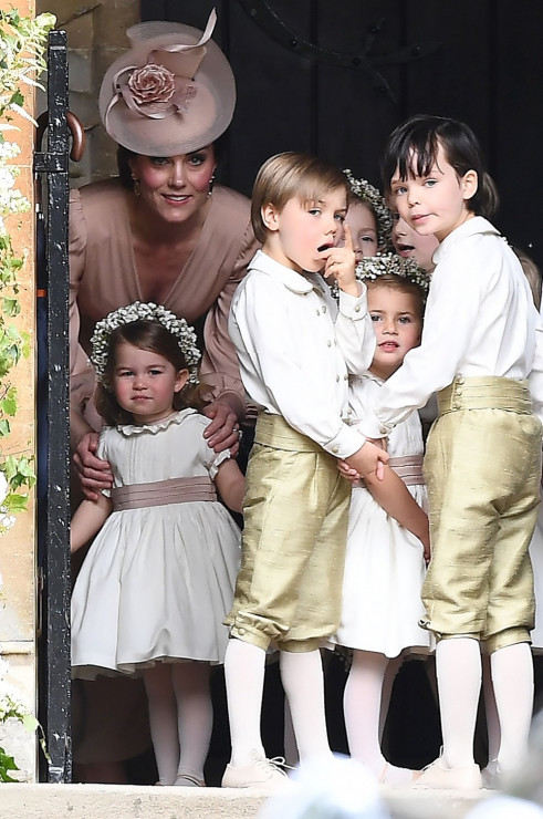 Księżna Kate z dziećmi i ich kuzynostwem na ślubie Pippy Middleton