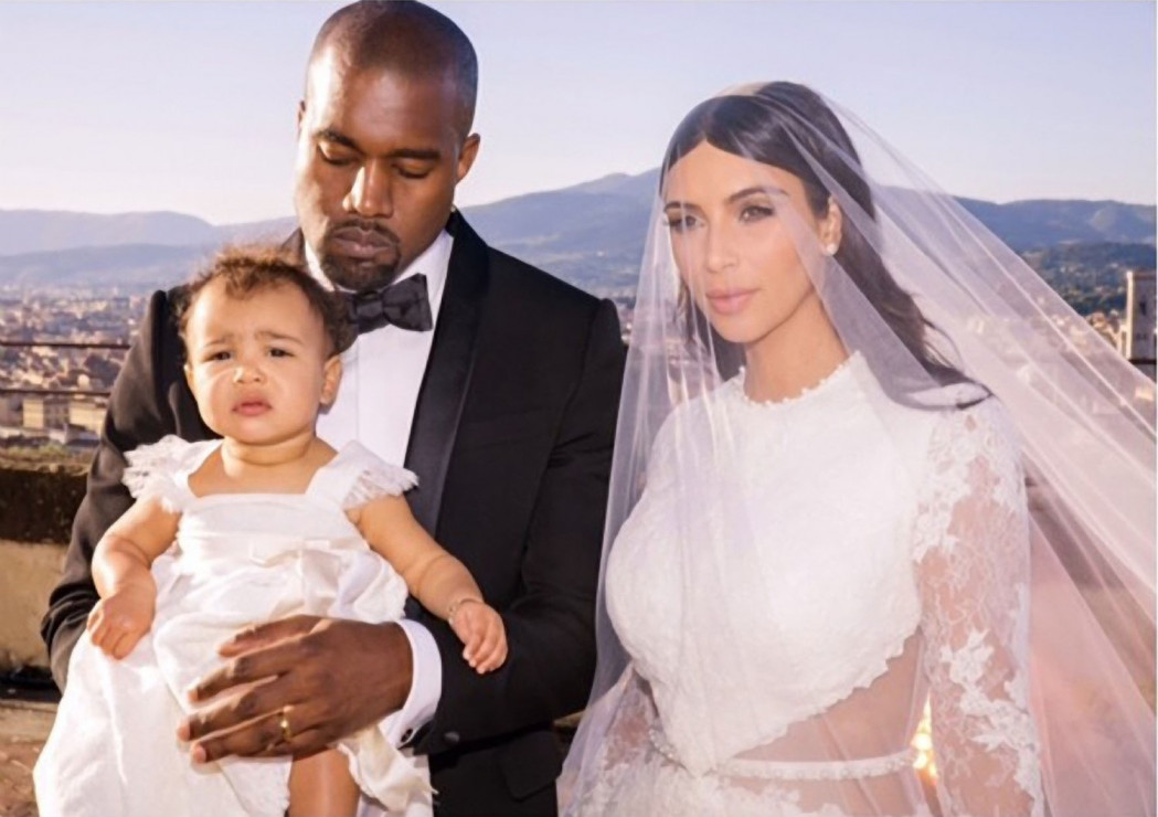 Na tę okazję Kim Kardashian wybrała suknię ślubną Givenchy projektu Riccardo Tisci