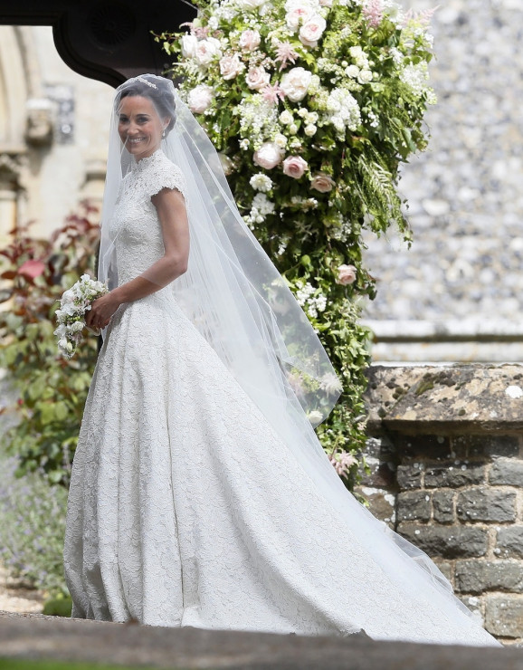Pippa Middleton w sukni ślubnej projektu Gilesa Deacona