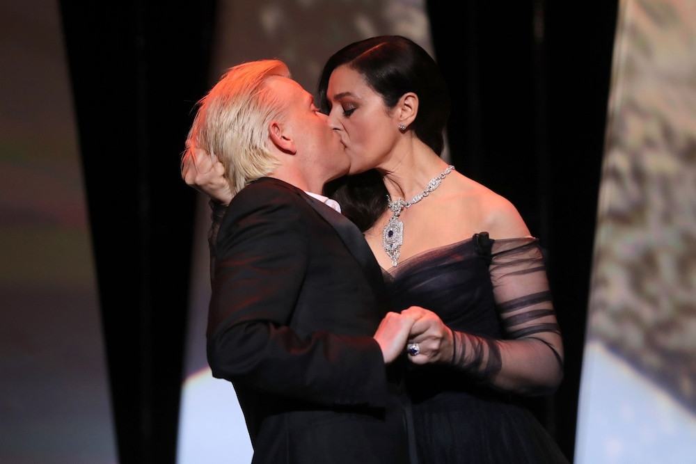 Monica Bellucci pocałowała współprowadzącego galę otwarcia Cannes 2017, aktora Alexa Lutza