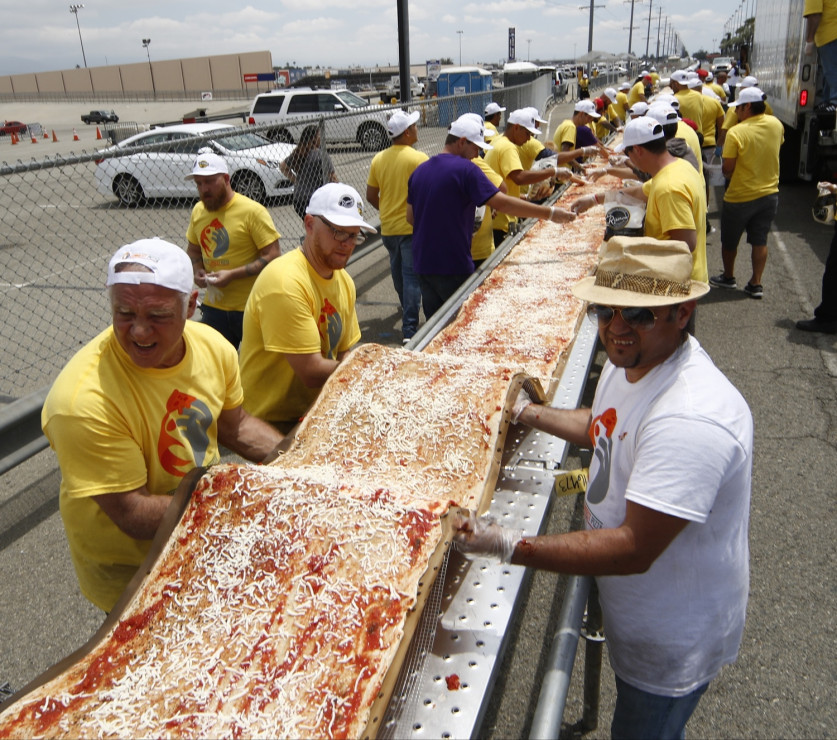 Najdłuższa pizza na świecie powstała w Kalifornii