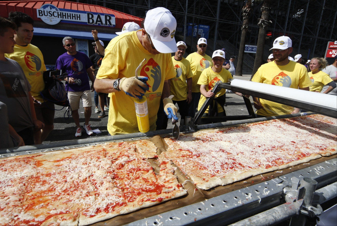 Najdłuższa pizza na świecie powstała w Kalifornii