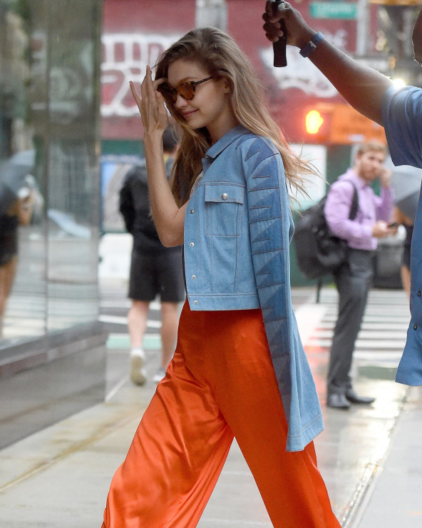 Gigi Hadid w jeansowej kurtce marki KREIST