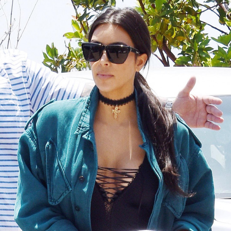 Kim Kardashian w wiązanym body God Save Queens.