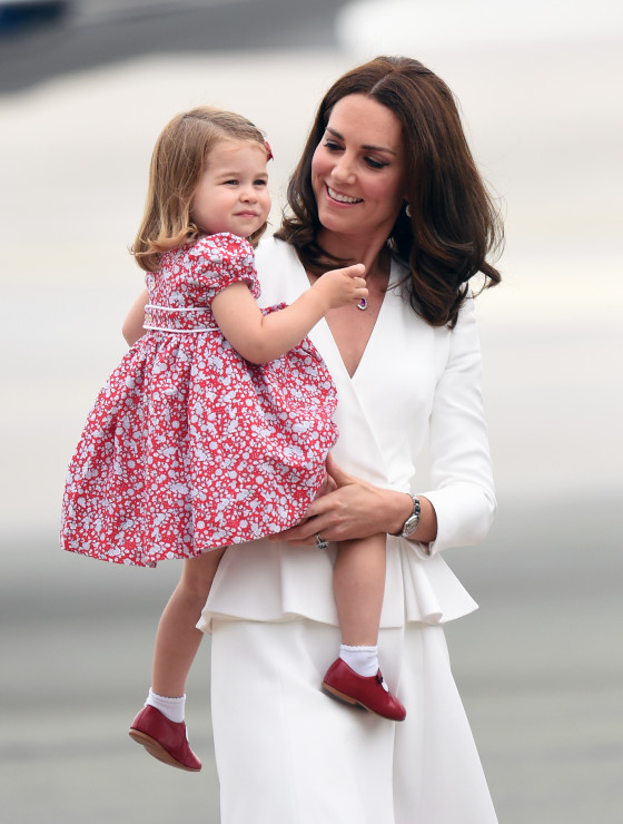 Księżna Kate w kreacji domu mody Alexander McQueen z księżniczką Charlotte.