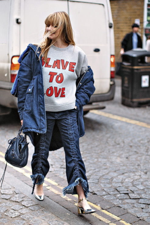 Denim forever! Jeans wciąż żądzi na ulicach stolic mody.