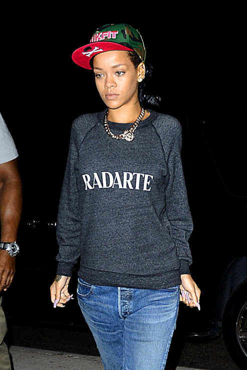Rihanna w bluzie Rodarte