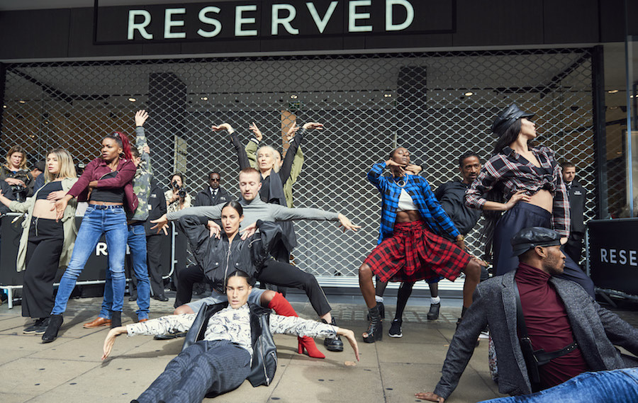 Grupa tancerzy „vougingu” zaingurowała otwarcie salonu Reserved w Londynie