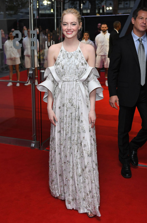 Emma Stone w sukni z kolekcji Louis Vuitton wiosna-lato 2018 podczas BFI London Film Festival