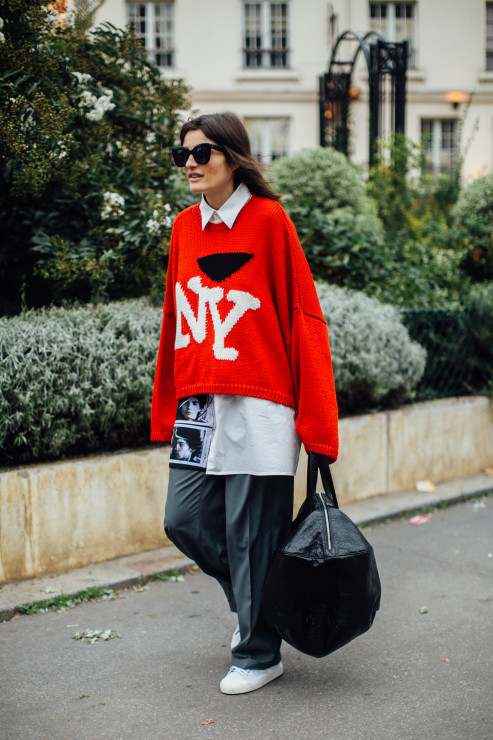 Moda uliczna na ulicach Paryża w trakcie fashion weeka