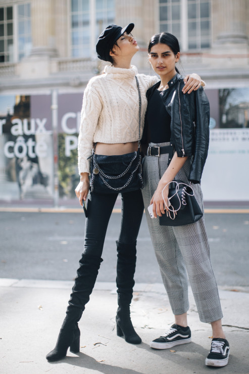 Moda uliczna na ulicach Paryża w trakcie fashion weeka