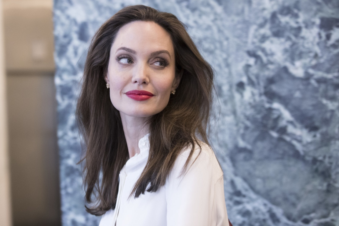 Angelina Jolie w rozpuszczonych włosach