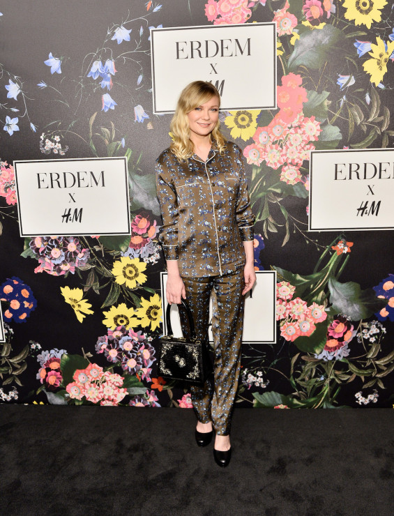 Premiera ERDEM x H&M: Kirsten Dunst w piżamowym zestawie z męskiej kolekcji