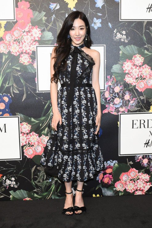 Tiffany Hwang w jednej z najpiękniejszych sukienek w kolekcji ERDEM x H&M