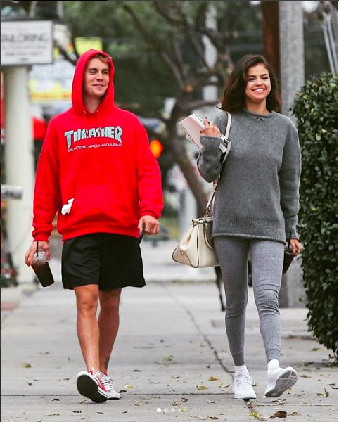 Selena i Justin na spacerze. Widać, że świetnie się ze sobą czują!