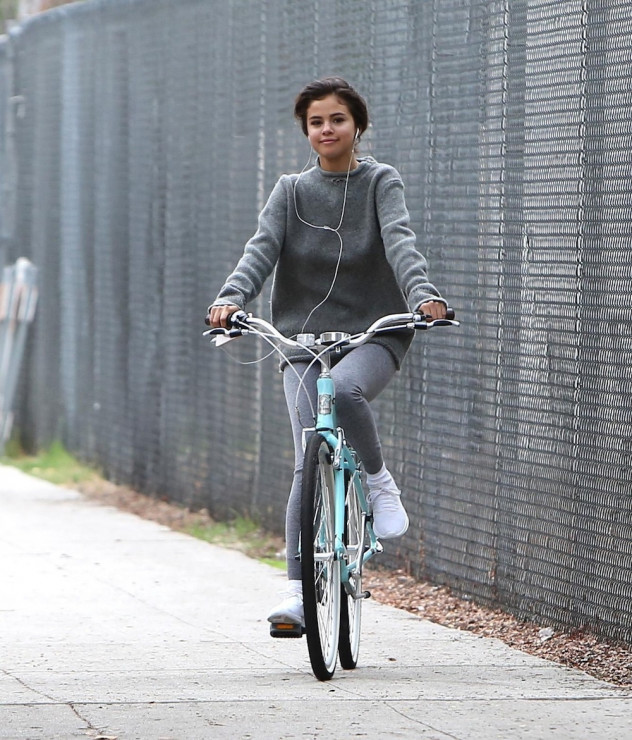 Szczęśliwa Selena na wycieczce rowerowej z Justinem