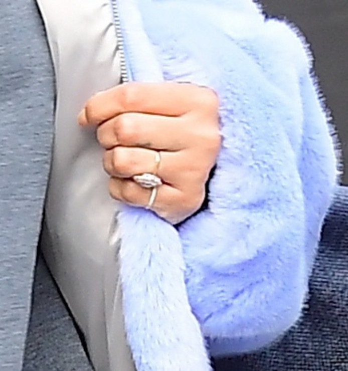 Z takim diamentowym pierścionkiem gwiazda była widziana ostatnio w Nowym Jorku. Fani nie mają wątpliwości, że Rihanna zaręczyła się!