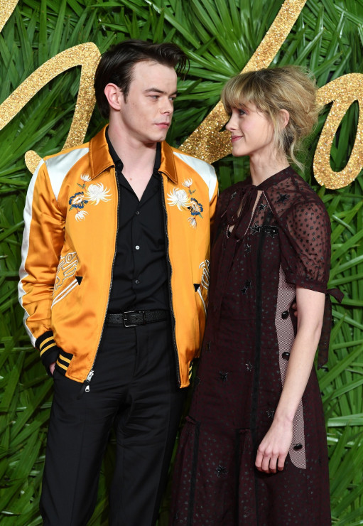 Charlie Heaton i Natalia Dyer pierwszy raz jako para pojawili się na czerwonym dywanie na gali Fashion Awards 2017