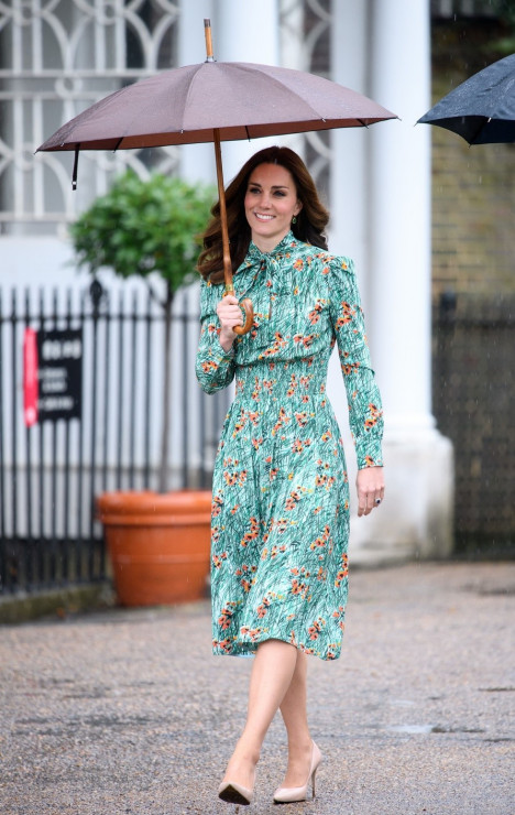 Księżna Camridge w pięknej kwiecistej sukni na terenie Kensington Palace latem 2017 roku